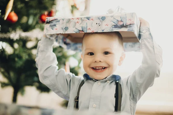 Adorable Niño Lujo Sosteniendo Parte Superior Del Cartón Caja Regalo — Foto de Stock