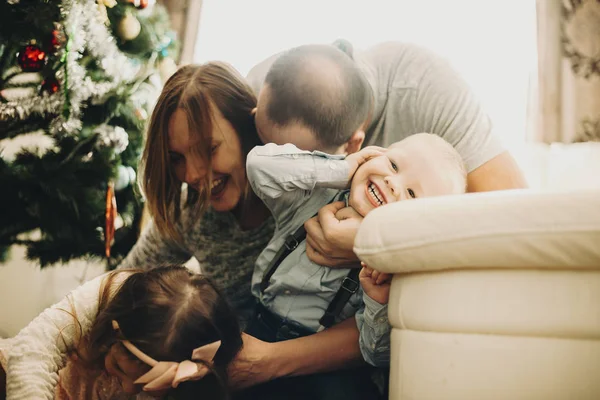 男の子と女の子のクリスマスの時間の家の床に座って楽しんで明るい励起家族 — ストック写真