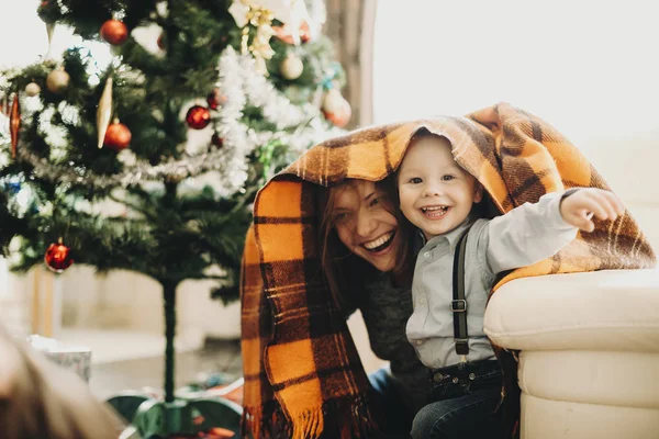 Mujer Juguetona Con Pequeño Hijo Cubriendo Con Cuadros Divertirse Tiempo — Foto de Stock