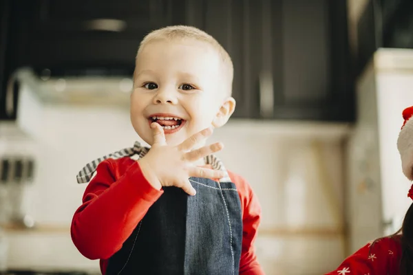 Petit Garçon Doux Souriant Joyeusement Regardant Caméra Tout Tenant Debout — Photo