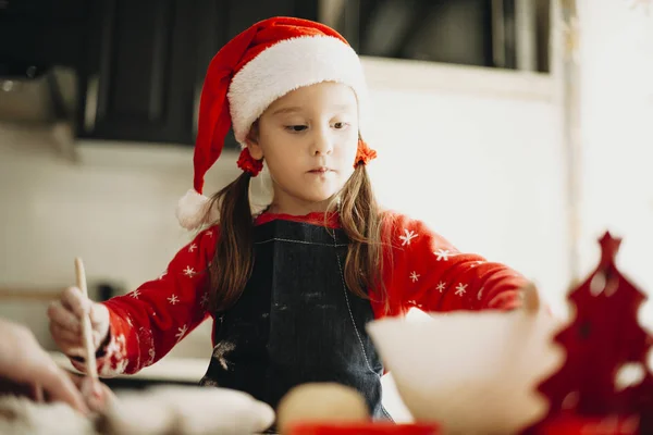 Милая Маленькая Девочка Рождественской Шляпе Стоящая Рядом Столом Стильной Кухне — стоковое фото
