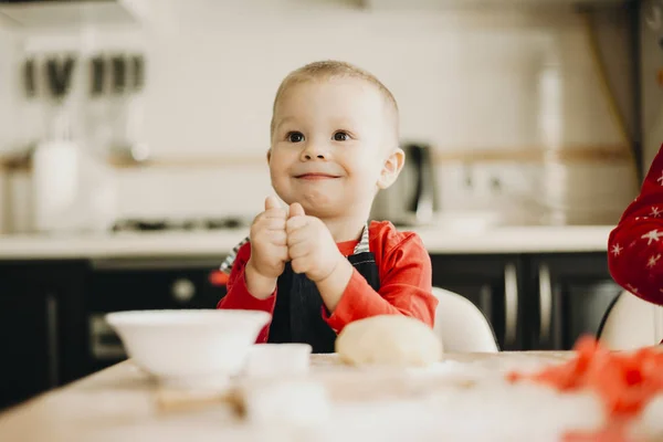 Menino Bonito Sorrindo Olhando Para Longe Enquanto Sentado Mesa Cozinha — Fotografia de Stock