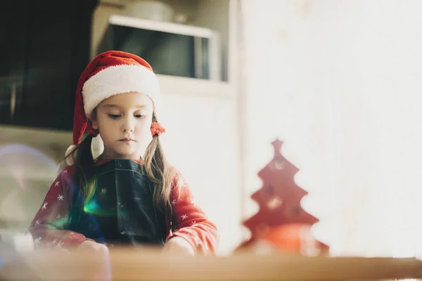 Dal Basso Della Graziosa Bambina Che Indossa Cappello Babbo Natale — Foto Stock