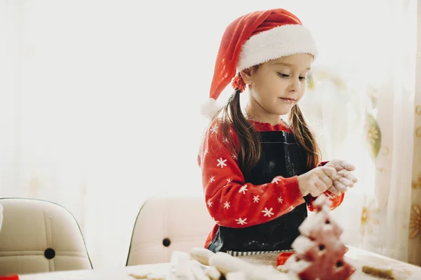 Adorable Chica Con Sombrero Rojo Santa Preparación Galletas Vacaciones Para — Foto de Stock