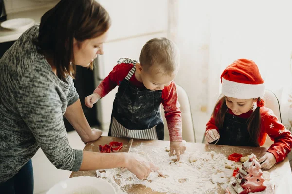 Dall Alto Bambini Grembiuli Che Preparano Vacanza Natale Giocano Con — Foto Stock