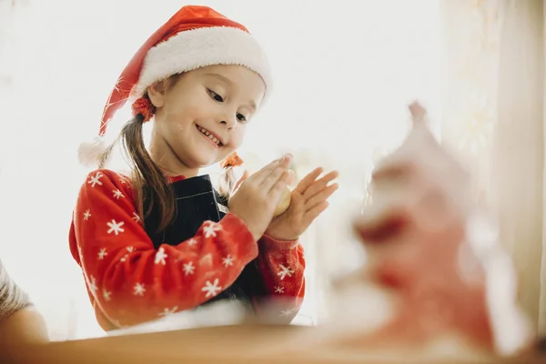 Adorable Joven Sombrero Navidad Amasando Pedazo Masa Cocina — Foto de Stock