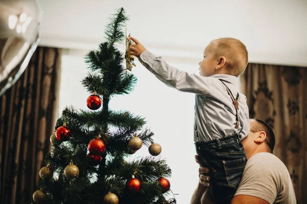 Vista Laterale Del Padre Che Tiene Piccolo Figlio Che Mette — Foto Stock