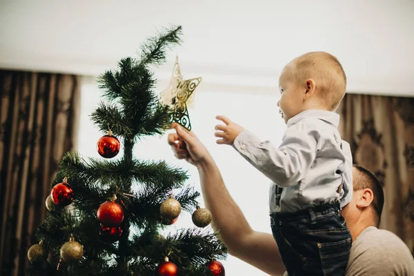 Vista Laterale Del Padre Irriconoscibile Che Tiene Bambino Mentre Mette — Foto Stock