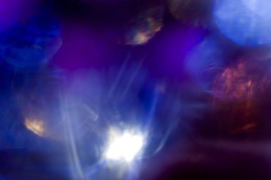 Parlak ışık parlayan koyu arka plan üzerinde düz mavi lekeleri