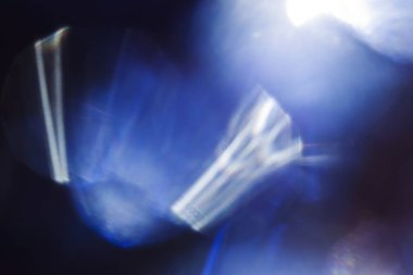 Parlak ışık parlayan düz mavi lekeler arka plan bulanık