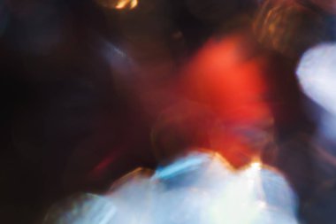 Parlak ışık parlayan siyah arka plan üzerine düz mavi ve kırmızı lekeleri