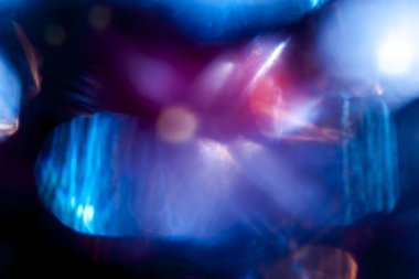 Karanlıkta bokeh arka plan üzerinde ufuk mavi gleams bulanıklık