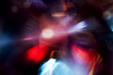 Mavi ve kırmızı kirişler bokeh arka plan üzerinde karanlık içinde defocused