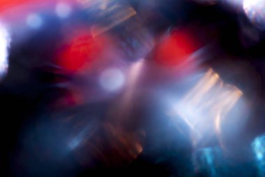 Siyahlık bokeh arka plan üzerinde ufuk kırmızı ve mavi ışıklar