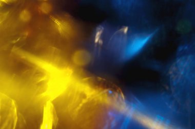 Pürüzsüz parlak parlayan siyah arka plan üzerinde renkli ışık lekeleri