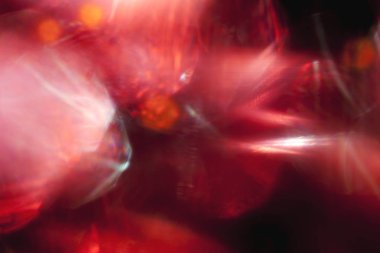 Parlak ışık parlayan siyah arka plan üzerine düz kırmızı lekeleri