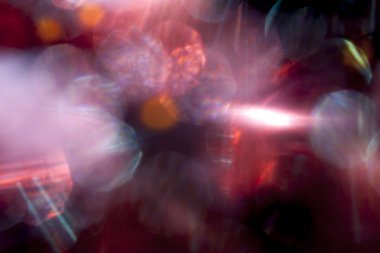 Bokeh arka plan üzerinde kızarıklık içinde gleams soyut Parlatıcı
