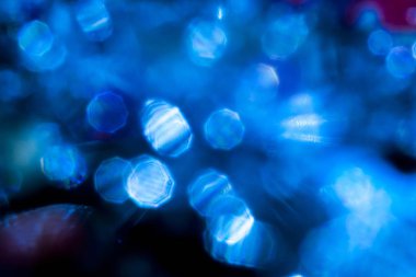 Kiriş mavi renkli bokeh arka plan üzerinde soyut Parlatıcı