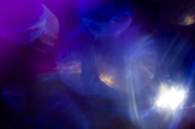 Koyu arka plan üzerinde parlayan parlak ışığın düzgün mavi lekeler