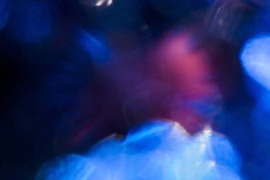 Spot renkleri mavi ışık pembe flash ile koyu arka plan üzerinde parlayan portre çekim yuvarlak