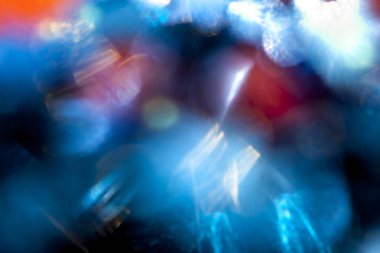 Siyahlık bokeh arka planda göze batan mavi gleams bulanıklık