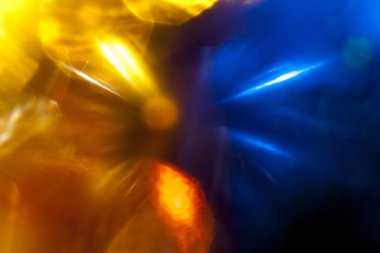 Ufuk parlak sarı ve mavi parlar bokeh arka plan üzerinde