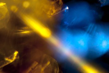 Parlak ışık parlayan koyu arka plan üzerinde düz renkli noktalar