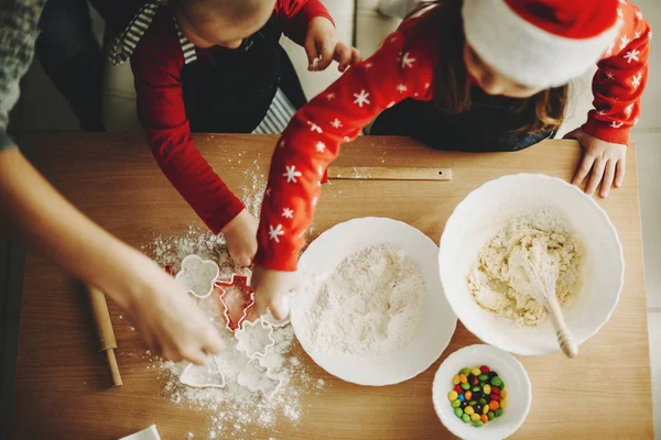 Arriba Tiro Los Niños Mesa Con Madre Preparando Galletas Vacaciones —  Fotos de Stock