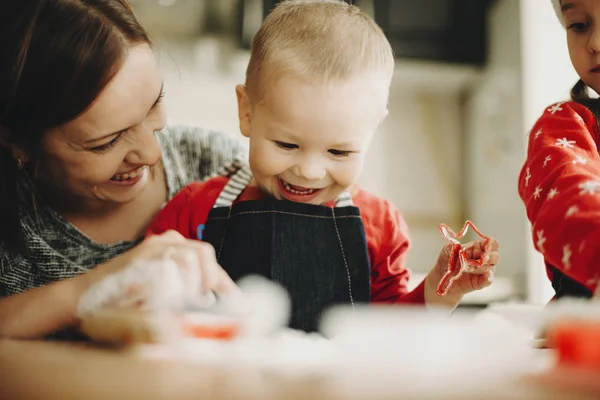 愉快的妇女与可爱的婴儿儿子举行切割机和做饼干圣诞节 — 图库照片
