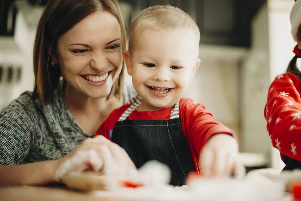 Feliz Mulher Rindo Com Adorável Menino Sorrindo Fazer Biscoitos Com — Fotografia de Stock