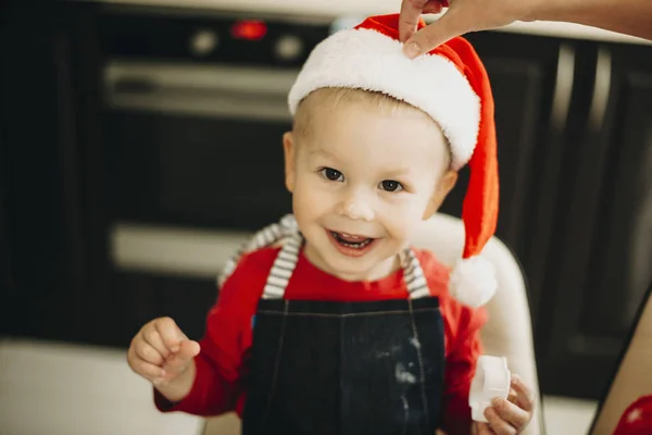 Affascinante Ragazzo Felice Grembiule Indossare Cappello Babbo Natale Guardando Felicemente — Foto Stock