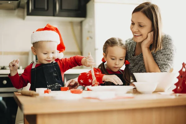 Affascinante Bambina Bambino Cappello Babbo Natale Divertirsi Mentre Preparano Biscotti — Foto Stock