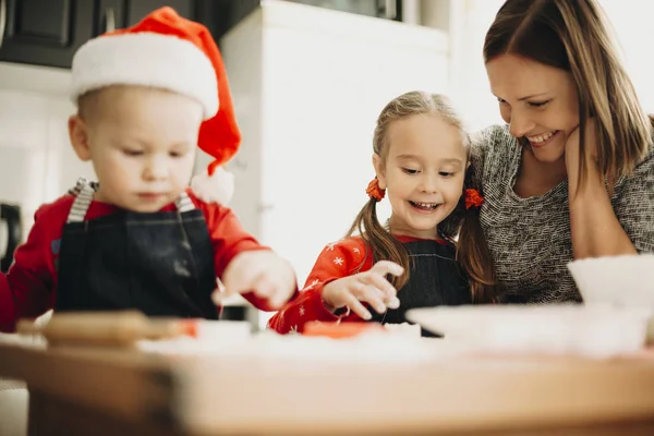 Adorabile Bambino Ragazza Con Madre Adulta Sorridente Tavola Cucina Facendo — Foto Stock