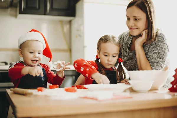 Adorabile Bambino Ragazza Con Madre Tavola Cucina Divertirsi Giocare Con — Foto Stock