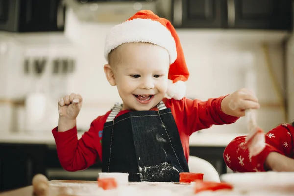 Niño Encantador Con Sombrero Santa Claus Con Las Manos Harina — Foto de Stock