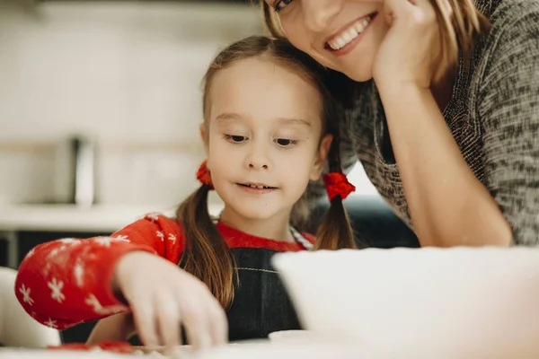 Cultivar Mãe Animado Com Menina Adorável Fazendo Biscoitos Férias Para — Fotografia de Stock