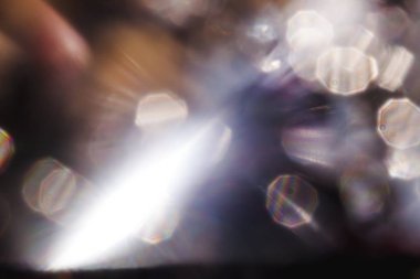 Bulanık arka plan üzerinde parlayan harika altın flare gelen ışığın parlak noktalar