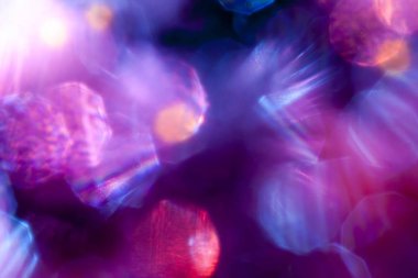 Bokeh arka plan üzerinde purpling içinde gleams Parlatıcı