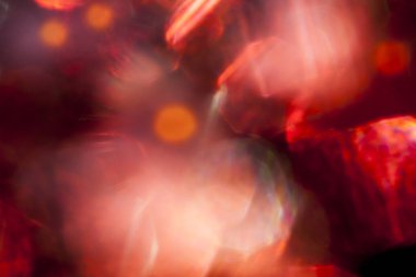 Kızıllık bokeh arka plan üzerinde soyut parlak kirişler