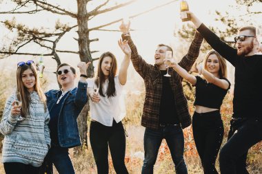 Gözlük ve mimik ve güneşli inanılmaz kırsalında dururken çığlık alkol şişe ile genç arkadaş grubu