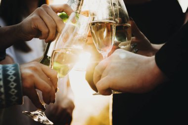 El anonim tungur gözlük ve alkol karşı parlak güneşin altında kırsal portre çekim