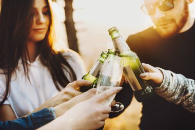 Kırpma gençler tungur şişe ve cam birlikte kırsal parlak güneşin karşı ayakta iken alkol