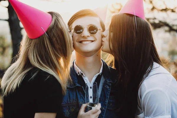 Två Vackra Damer Kyssas Leende Man Med Glas Champagne Kinderna — Stockfoto