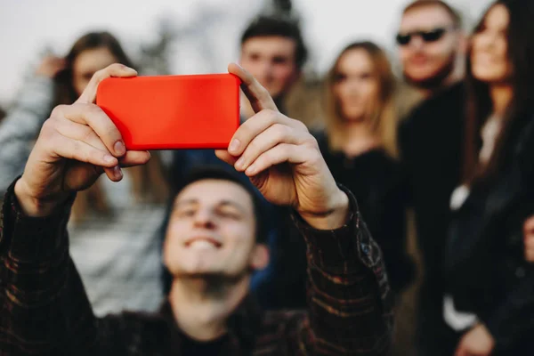 Grupa Niewyraźne Młodych Przyjaciół Przytulanie Pozowanie Selfie Podczas Odpoczynku Naturze — Zdjęcie stockowe