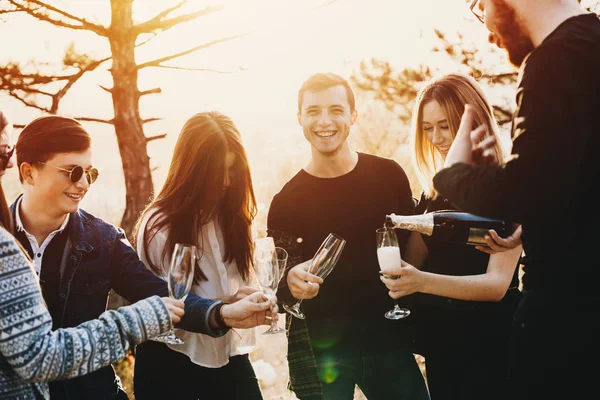 Grupa Atrakcyjnych Młodych Ludzi Śmiejąc Się Leje Fine Champagne Stojąc — Zdjęcie stockowe