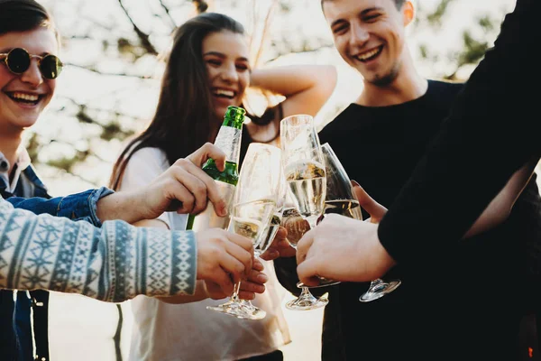 Podekscytowany Młodych Ludzi Śmiejąc Się Brzęk Szklanek Alkoholu Przyjaciółmi Upraw — Zdjęcie stockowe
