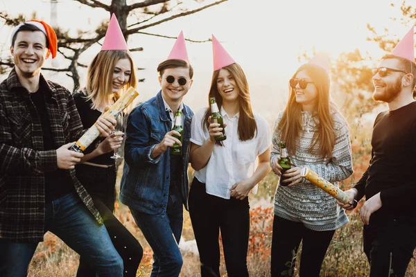 Grupa Młodych Ludzi Butelek Piwa Partii Krakersy Śmiechem Podczas Obchodów — Zdjęcie stockowe
