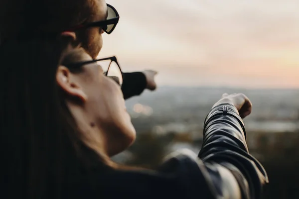 作物の男と女 日没時に自然の背景をぼかしに立って一緒に距離を指してメガネ — ストック写真