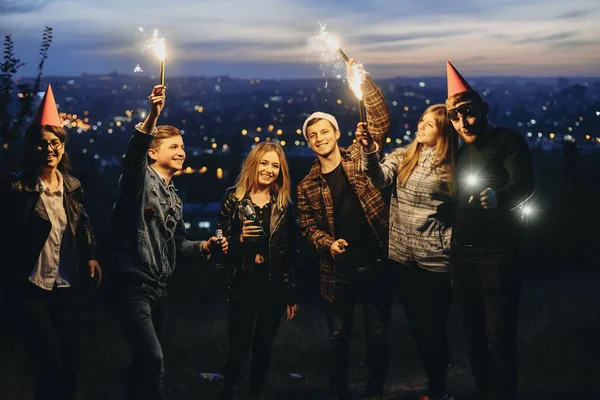 Young Men Women Bottles Beer Burning Sparklers Smiling Looking Camera — Stock Photo, Image