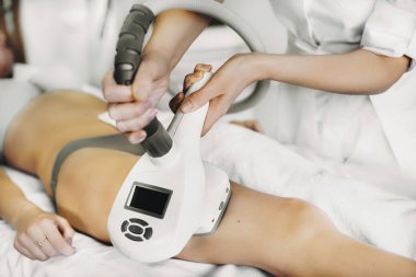 Procces modern bir salon selülit tedavisinde. Yordamlar için genç bir kadının işi profesyonel doktor.